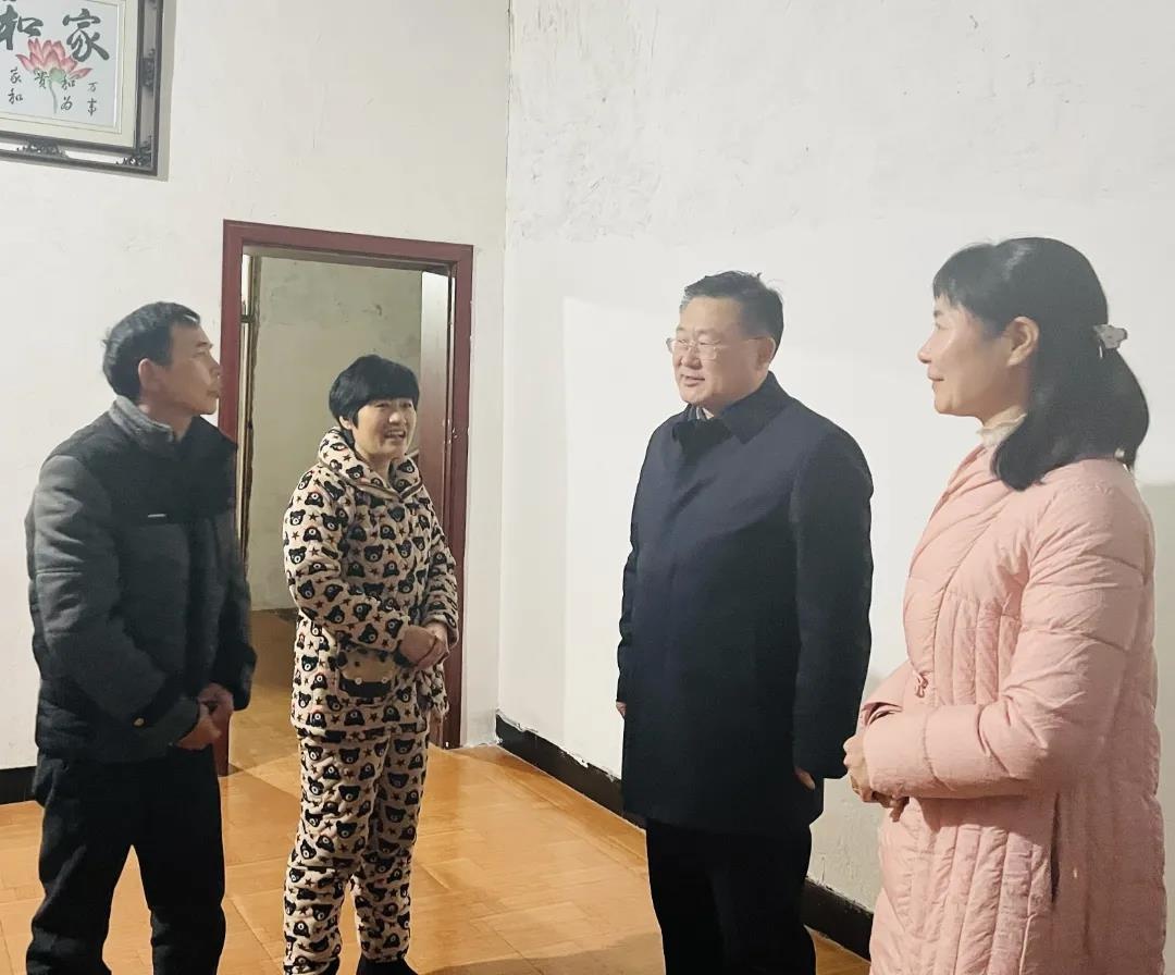 萍乡市委副书记鲍峰庭走访慰问困难家庭"两癌"患病妇女