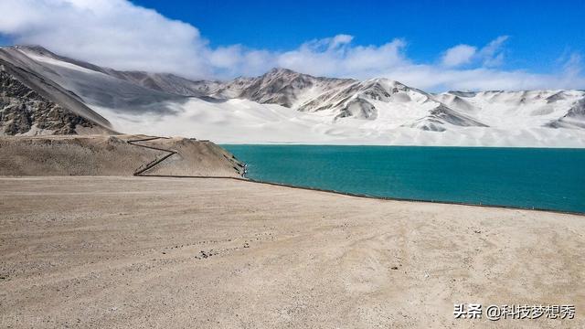 「组图」航拍《西游记》中的流沙河 新疆白沙山 山似银龙湖如碧玉