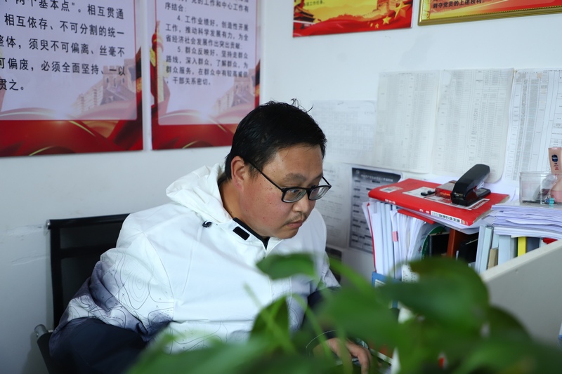 三都来了个"百事帮"书记——卢锐