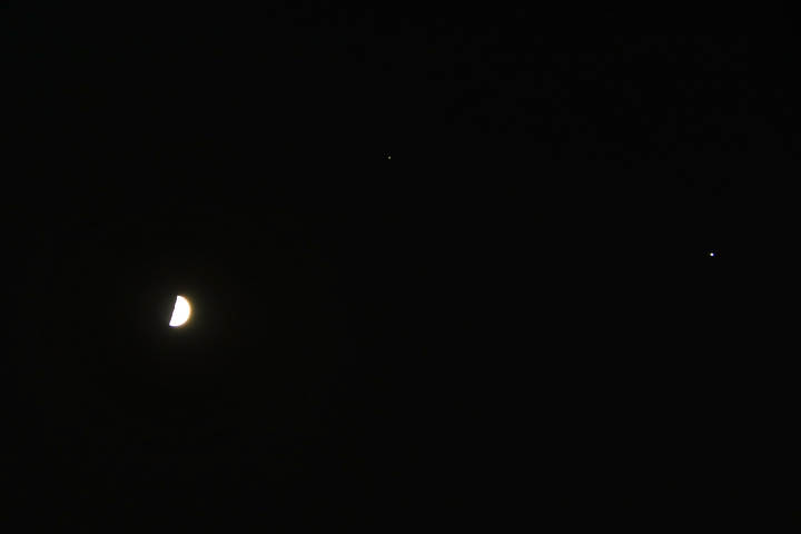 神奇一幕!"双星伴月"3月19日天空组"红眼笑脸"