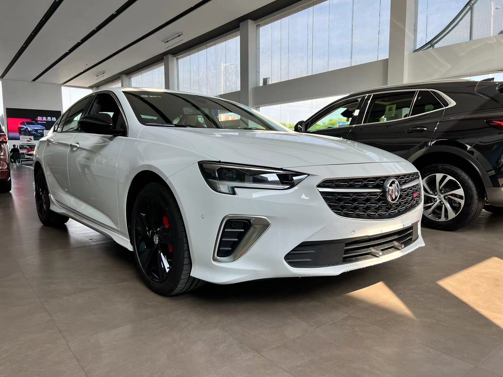 别克新款白色君威gs 够帅!