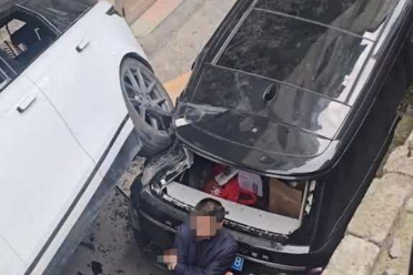路虎倒车错把油门当刹车：剐蹭途乐后坠下台阶 又砸中另一辆路虎