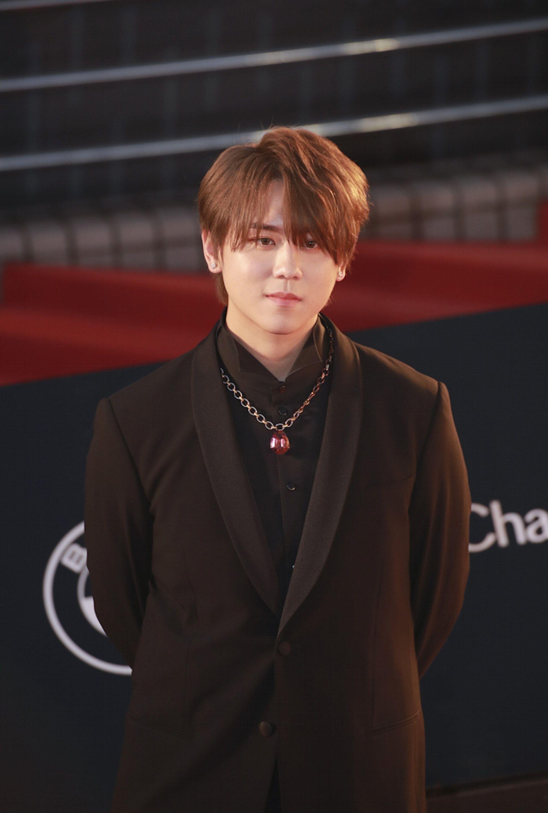 爆料:香港顶流姜涛惊爆假唱丑闻,网友怒曝素人照片!