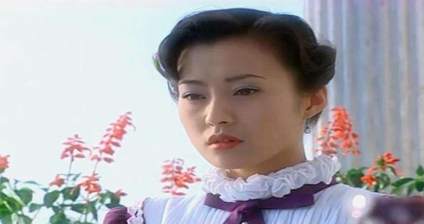 42岁郝蕾新剧扮嫩演少女!身材发福裙子被绷得超紧,年轻时真绝色