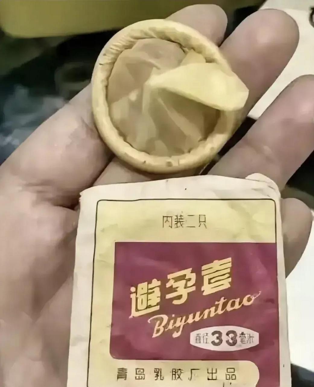 生产的避孕套的样子,一是厚实,跟橡胶手套的厚度差不多,二是材质讲究