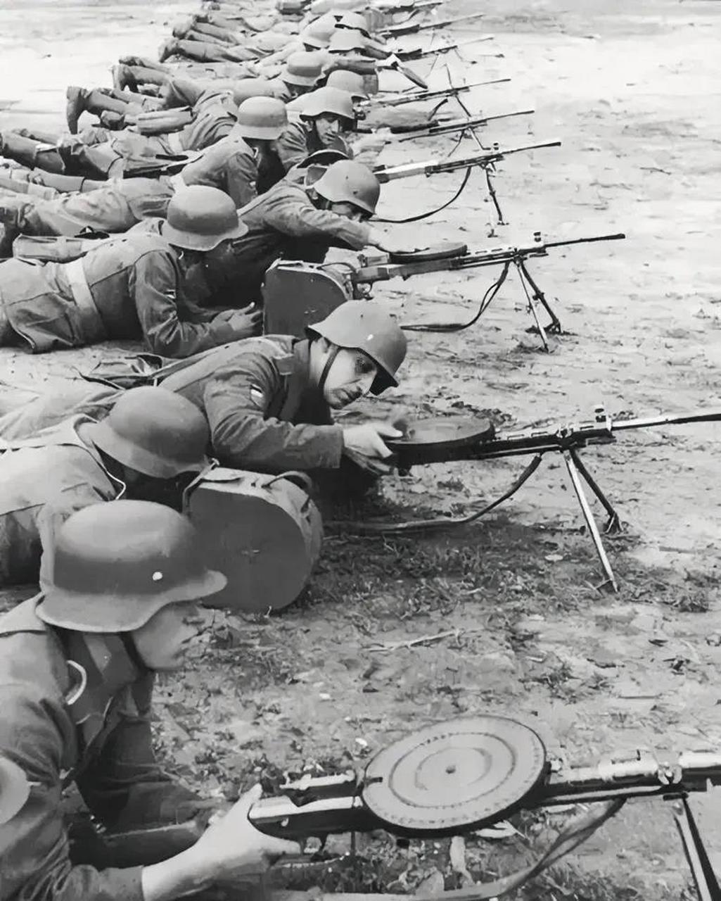图为二战期间德军武装党卫军部队士兵正接受机枪射击训练,这些人使用