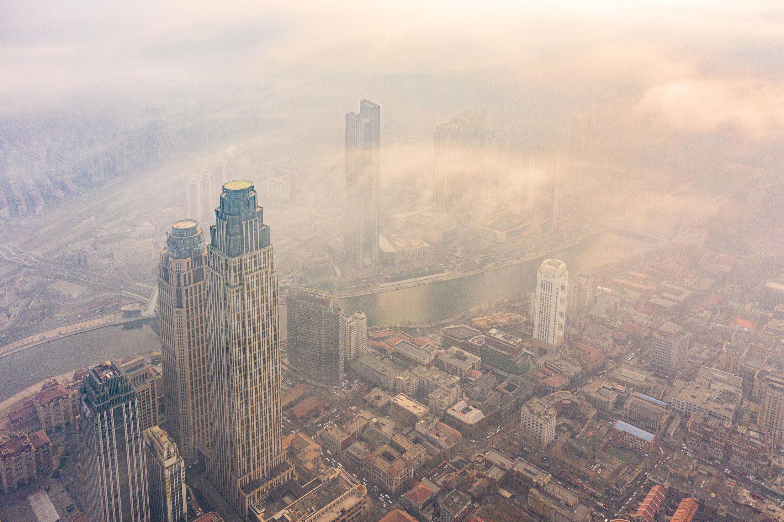 天津:平流雾笼罩城市