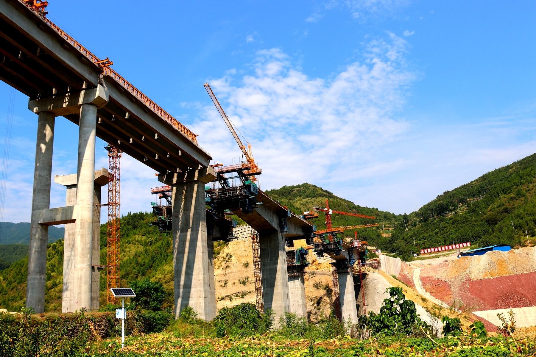 巫大高速施工掀高潮,冲刺巫山"红叶节"前半幅贯通