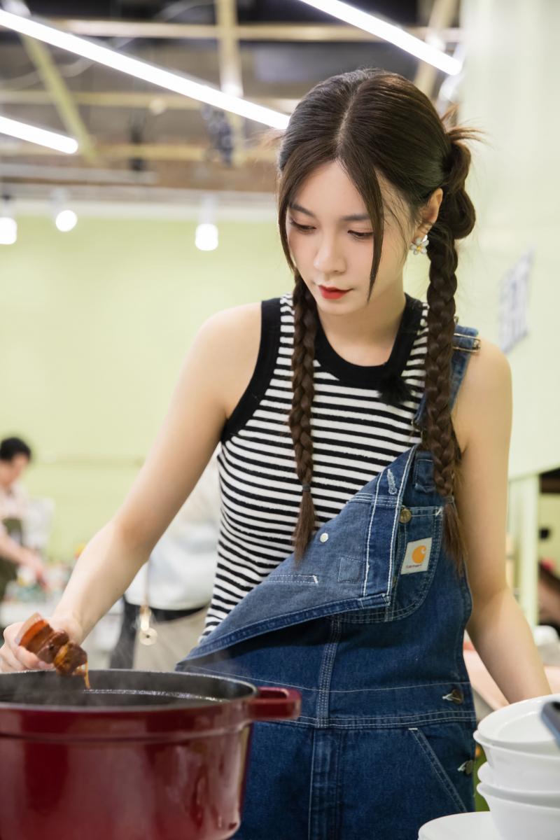 《中餐厅7》今晚播出第五期 沈梦辰,林允上演主厨首秀