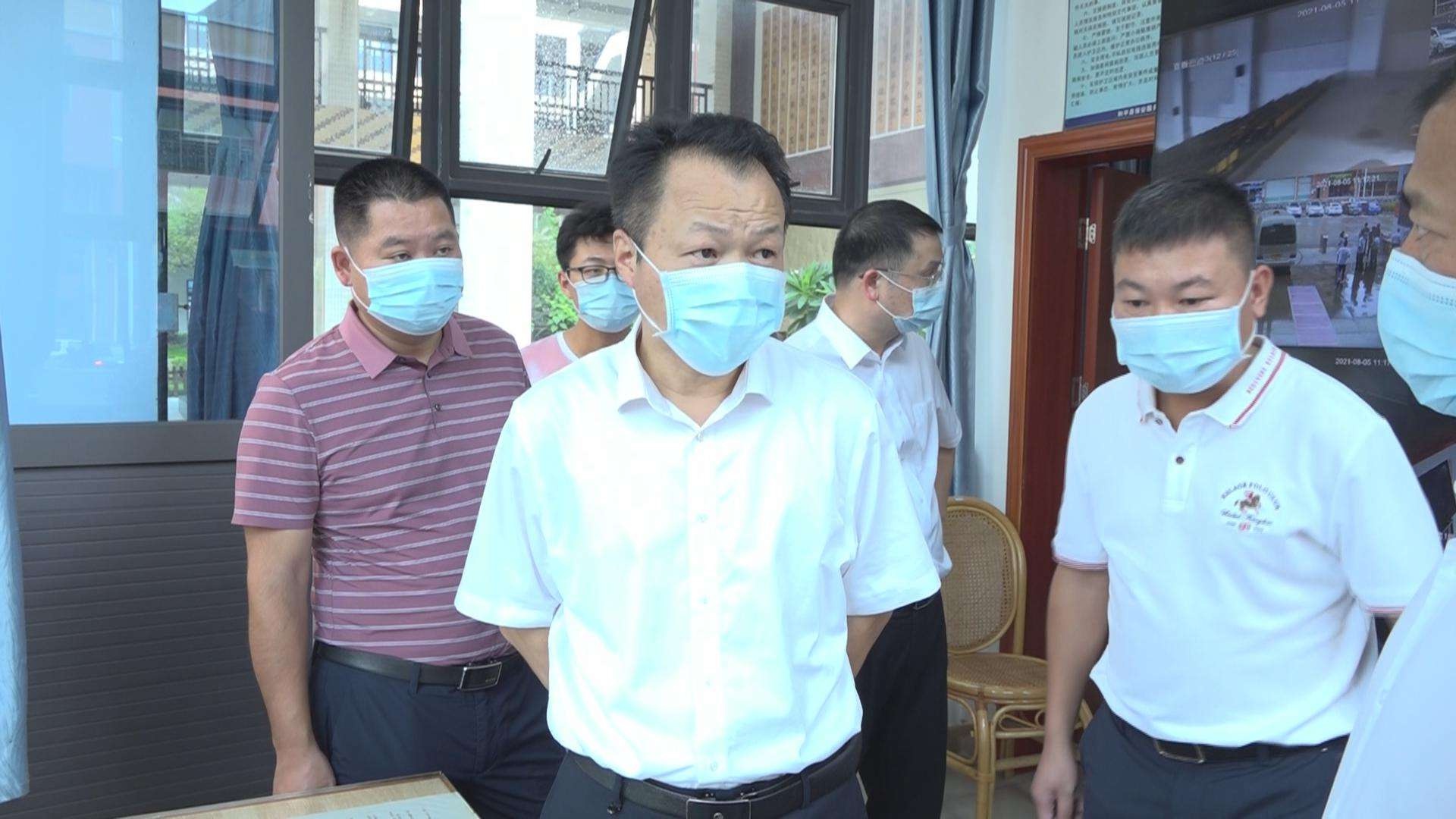 钟志坚调研中小学,幼儿园一键式紧急报警系统升级改造工作