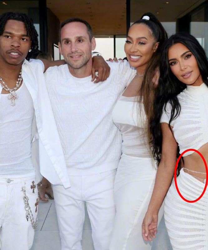 卡戴珊参加名人派对,和姆巴佩合影,狂秀腹肌和钻石,大出风头