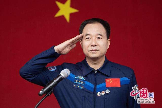 神舟十六号指令长景海鹏第四次出征太空 每天600个俯卧撑,600个仰卧起