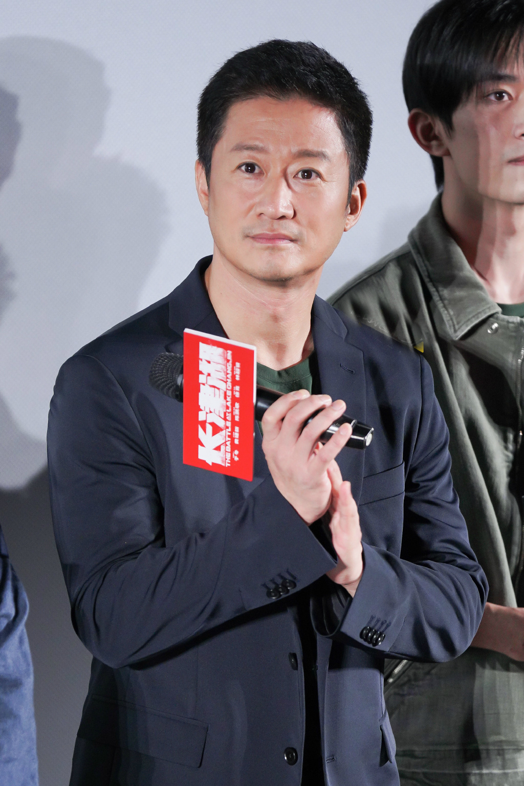 《长津湖》首映礼易烊千玺生图好帅,听到被吴京当儿子哭笑不得