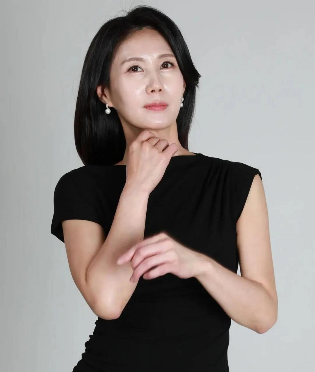 70后美熟阿姨,穿上紧身黑色连衣裙,凸显性感苗条好身材,大家喜欢黑色