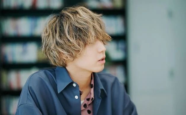 日本歌手秋山黄色涉嫌殴打同居女友被捕