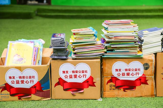 传递阅读的力量!又一个村子有了爱心图书角,捐献人:爱心是会"传染"的