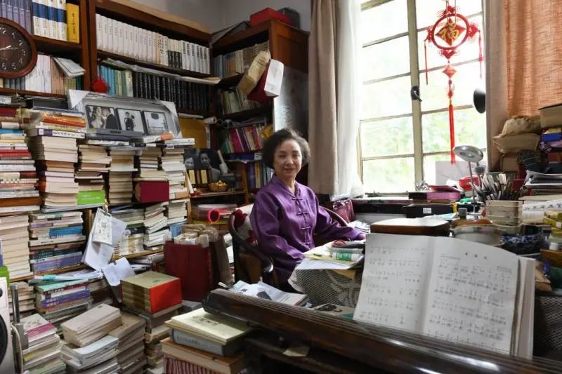 她走进闹哄哄的会场,瞬间空气都安静了……74岁王小鹰,推出小说《纪念