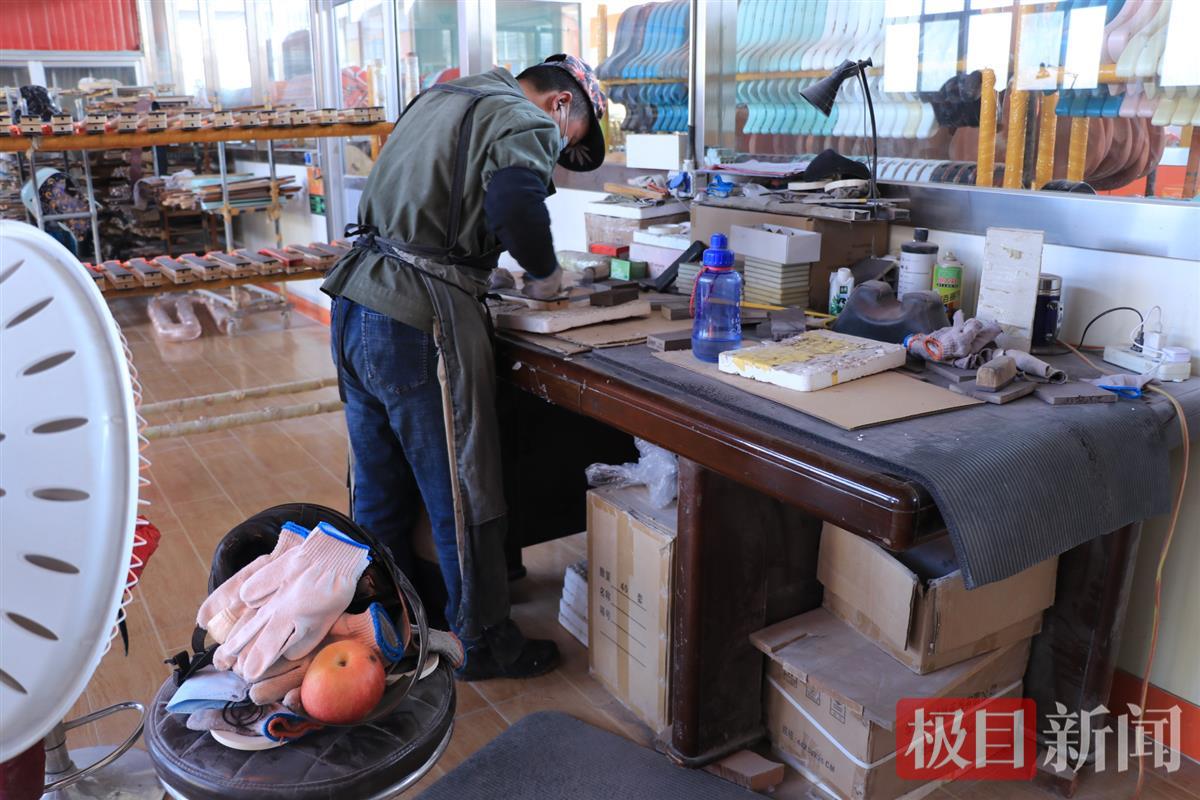 电吉他之都山东鄌郚小镇制造一年出口8亿多大部分乐器厂工人是农民