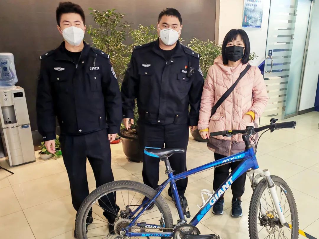 公安民警李安图片