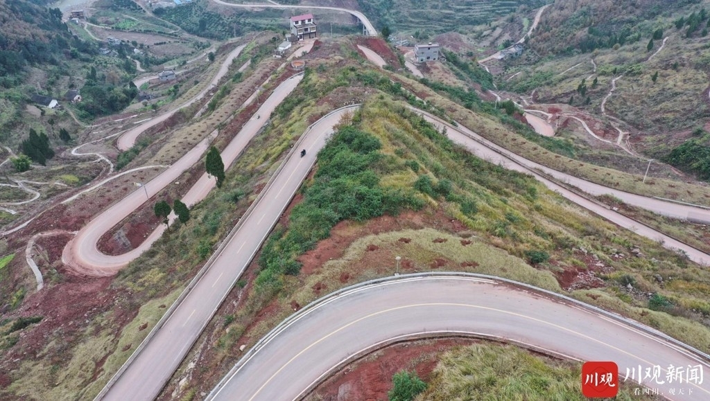 视频丨十二道拐的扶贫公路 乌蒙山区新景点