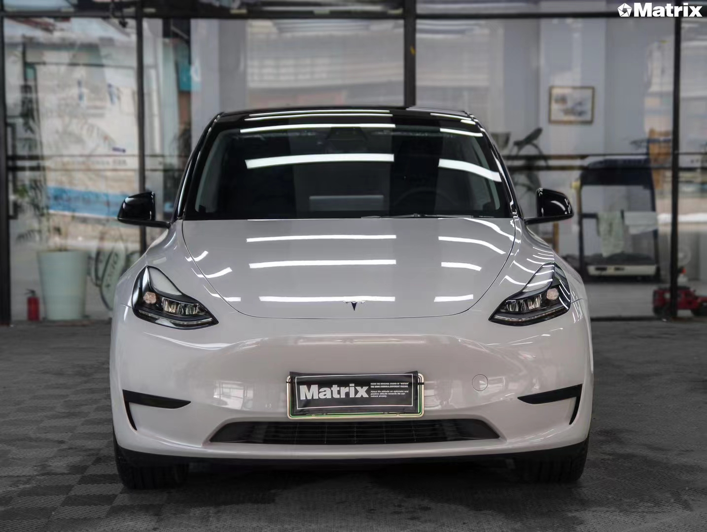 特斯拉modely矩阵改色膜纳多灰浅,赋予了更出众的车身流动感