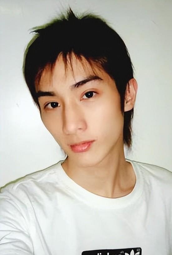 棒棒堂成员阿本为男友庆生,他穿情侣装认爱,还点赞涉炎亚纶留言!