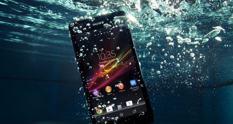 手机掉水里图片