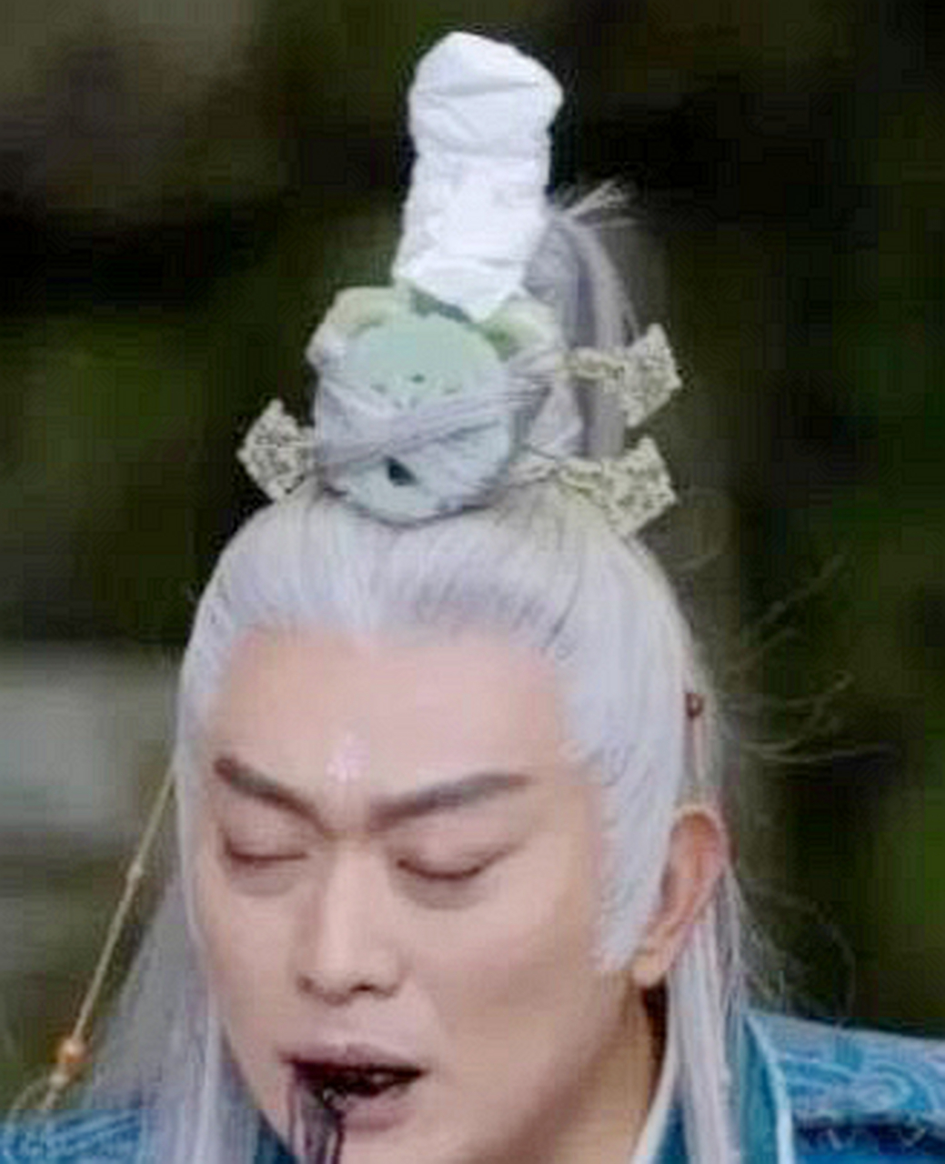 那么,有没有人注意到床头板上的包装纸并没有去掉呢?