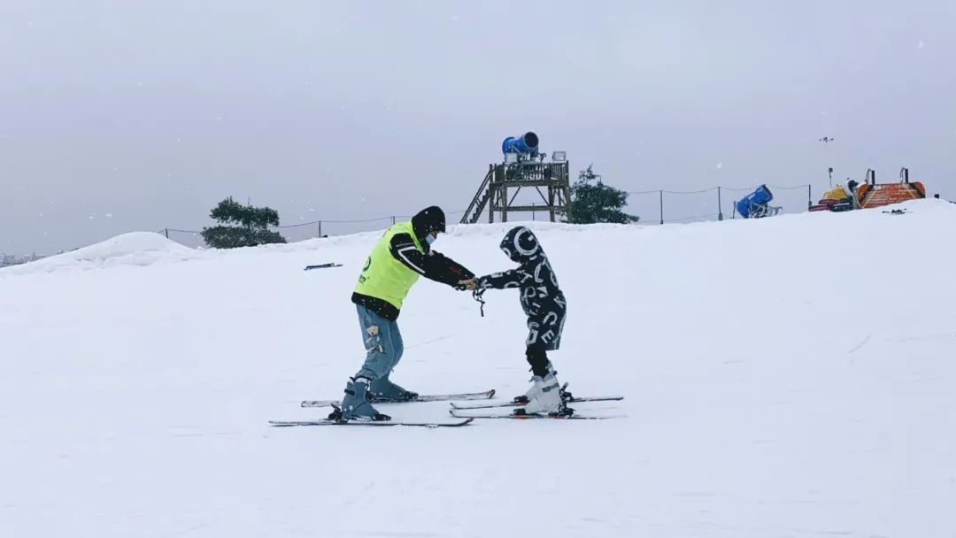 人均火锅最多的城市全国纬度最低的滑雪场原来避暑胜地的冬天这么好玩