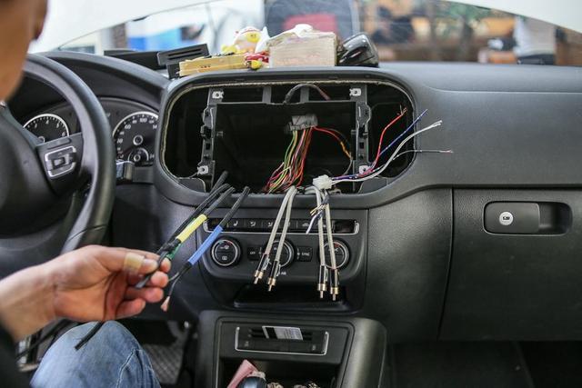 如何检查车内被装定位器和监听器?