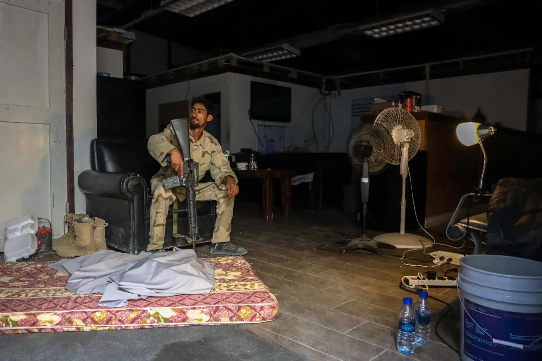 塔利班攻占阿富汗总统府画面曝光,塔利班发言人最新表态