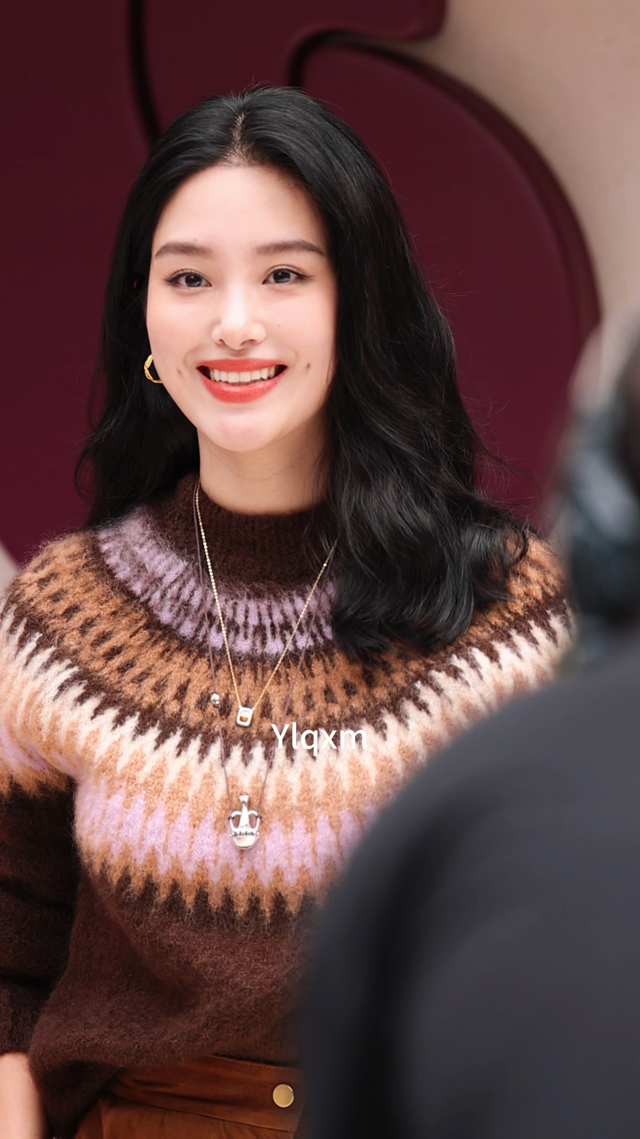 杨采钰产后身材引热议:女明星的"完美妈妈"人设,究竟绑架了谁?