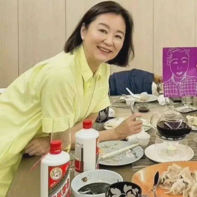 林青霞近况引争议,穿奶黄色连衣裙"装嫩",却意外凸显优势