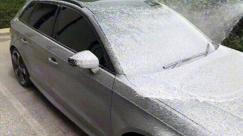 辣眼睛,为了洗车能拍视频,外国人发明了一种解放双手的洗车工具