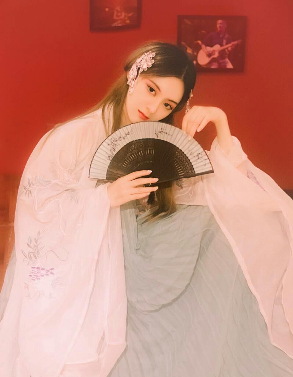 《佛系修仙女配》穿成佛系师妹,冰清玉洁,却被病娇师兄锁进暗室