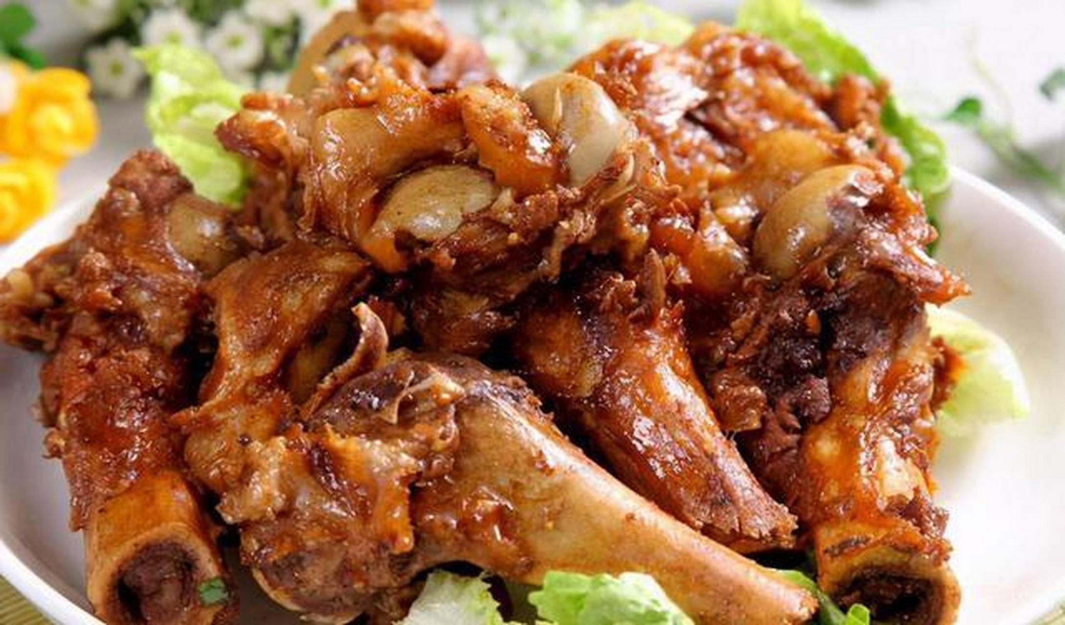 东北十大特色美食 1,酱大棒骨. 2,铁锅炖大鹅. 3,猪肉皮冻 4,汆白肉.