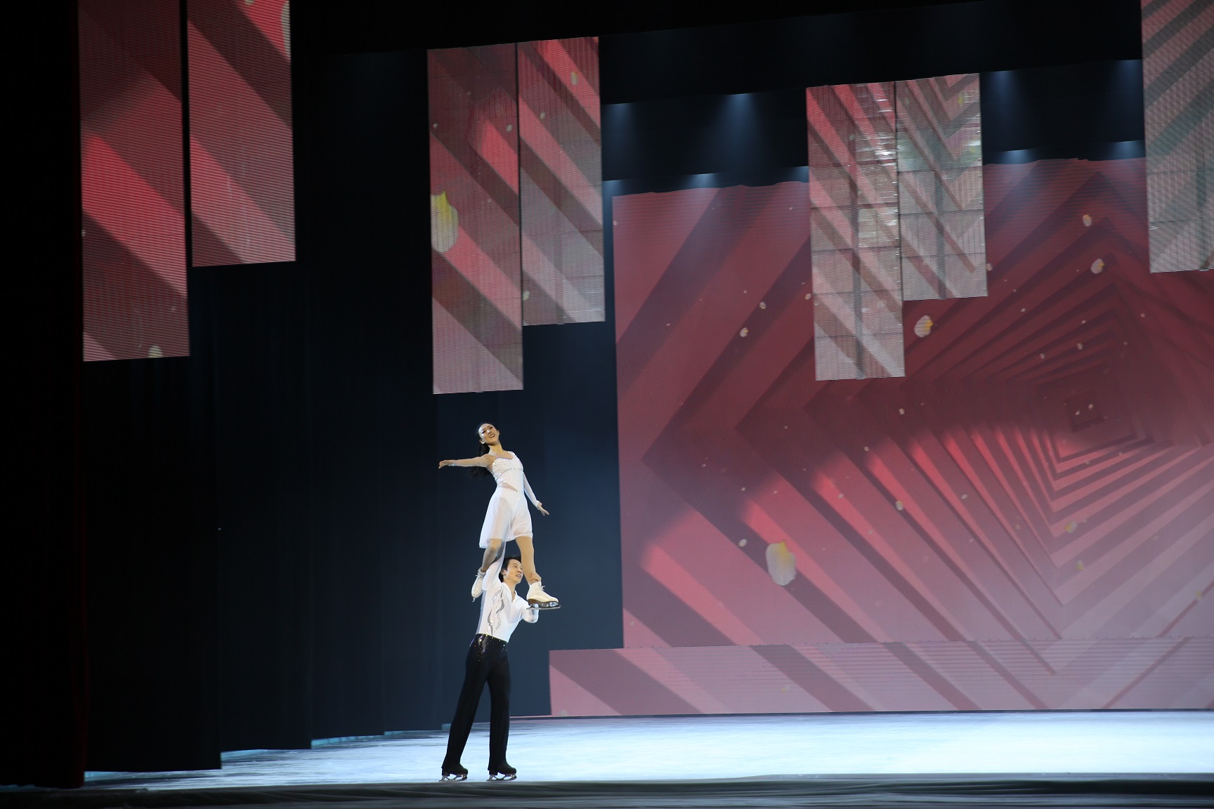 世界冠军庞清佟健主演的冰上舞剧《we are one》在北京天桥艺术中心首