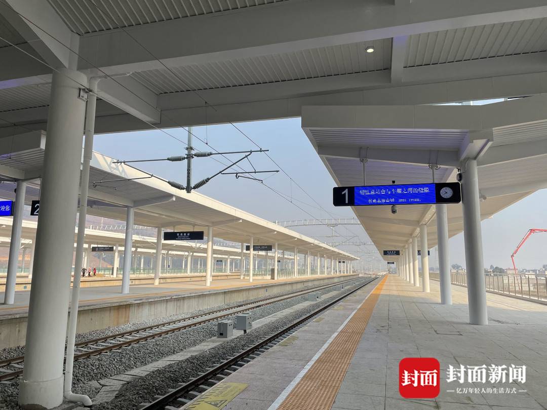 最高容纳2500名旅客候车 四川凉山西昌西站内景提前探