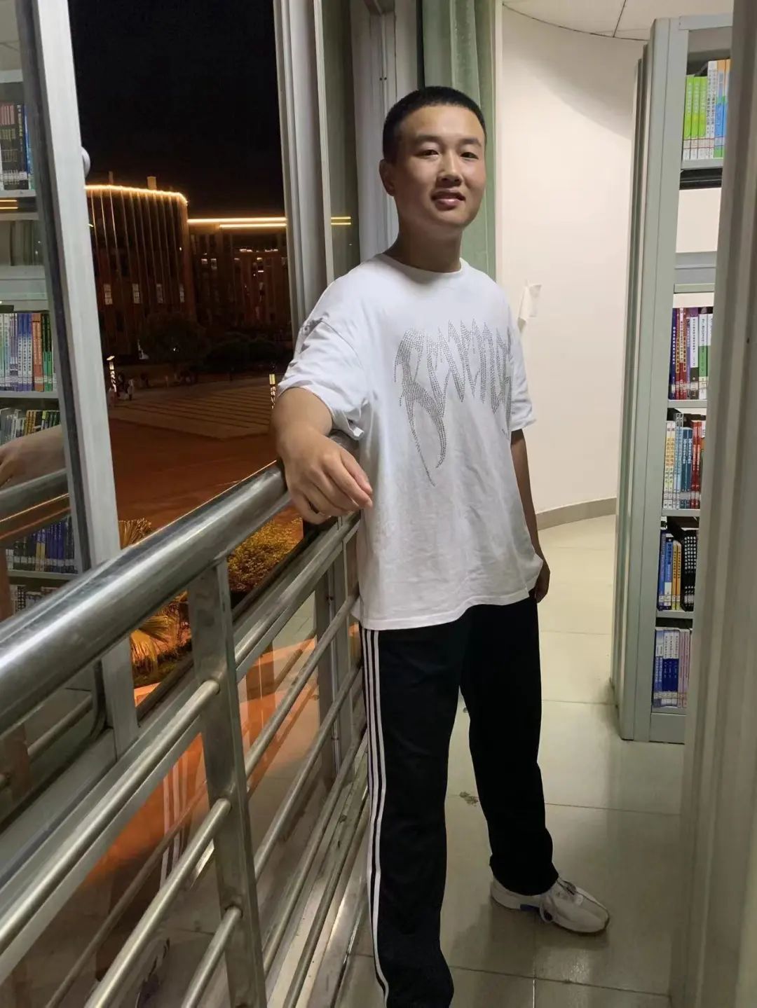 (邓文锋同学生活照)邓文锋同学表示大学是人生最美好