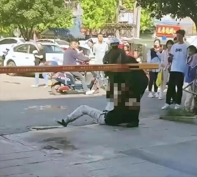 湖北襄阳两老人发生斗殴引发惨案,画面非常血腥!