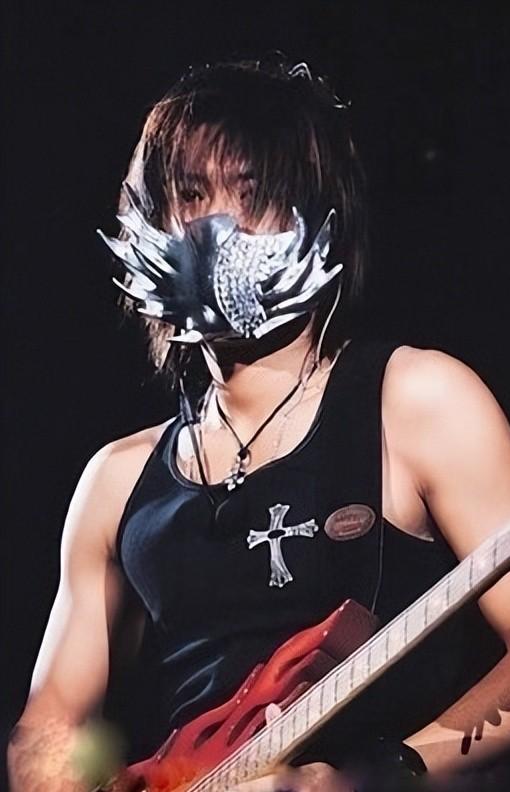 42岁谢霆锋一头白发杀疯!网友:终于体会王菲的快乐