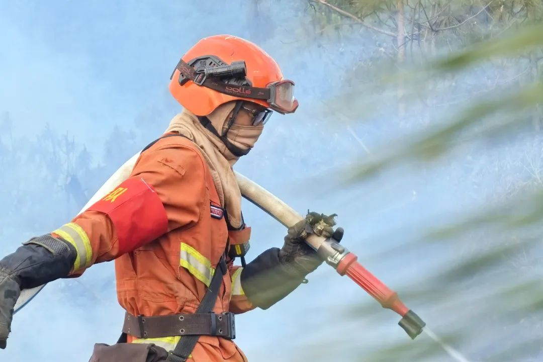 昆明森林消防支队:鏖战5天4夜  始终在火头全力攻坚