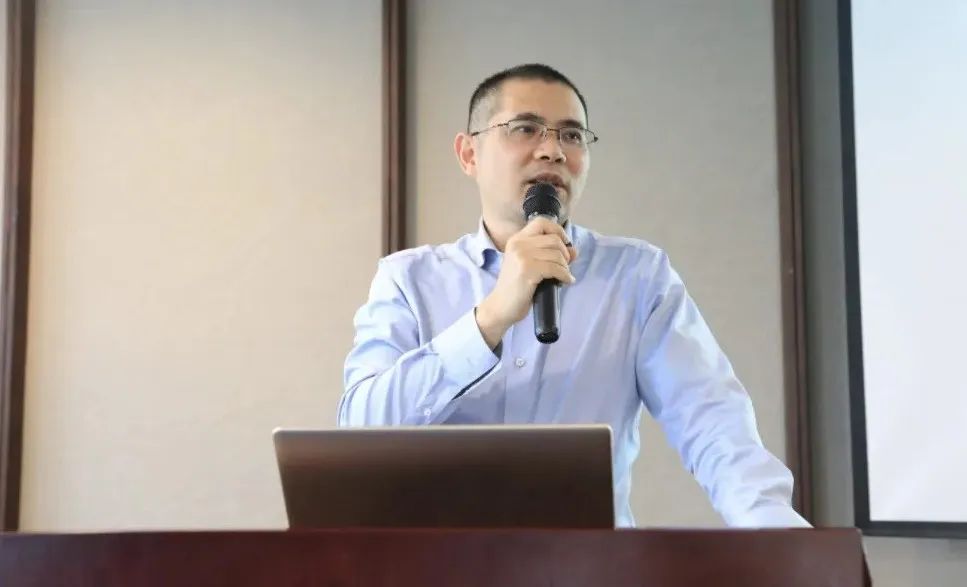 浙大老师教书29年成偶像,学生排队要签名