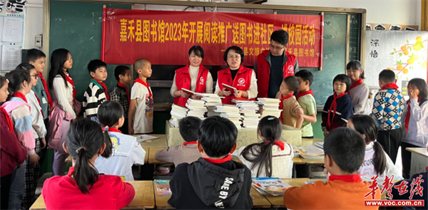 龙潭镇中心学校:图书进校园 书香伴成长