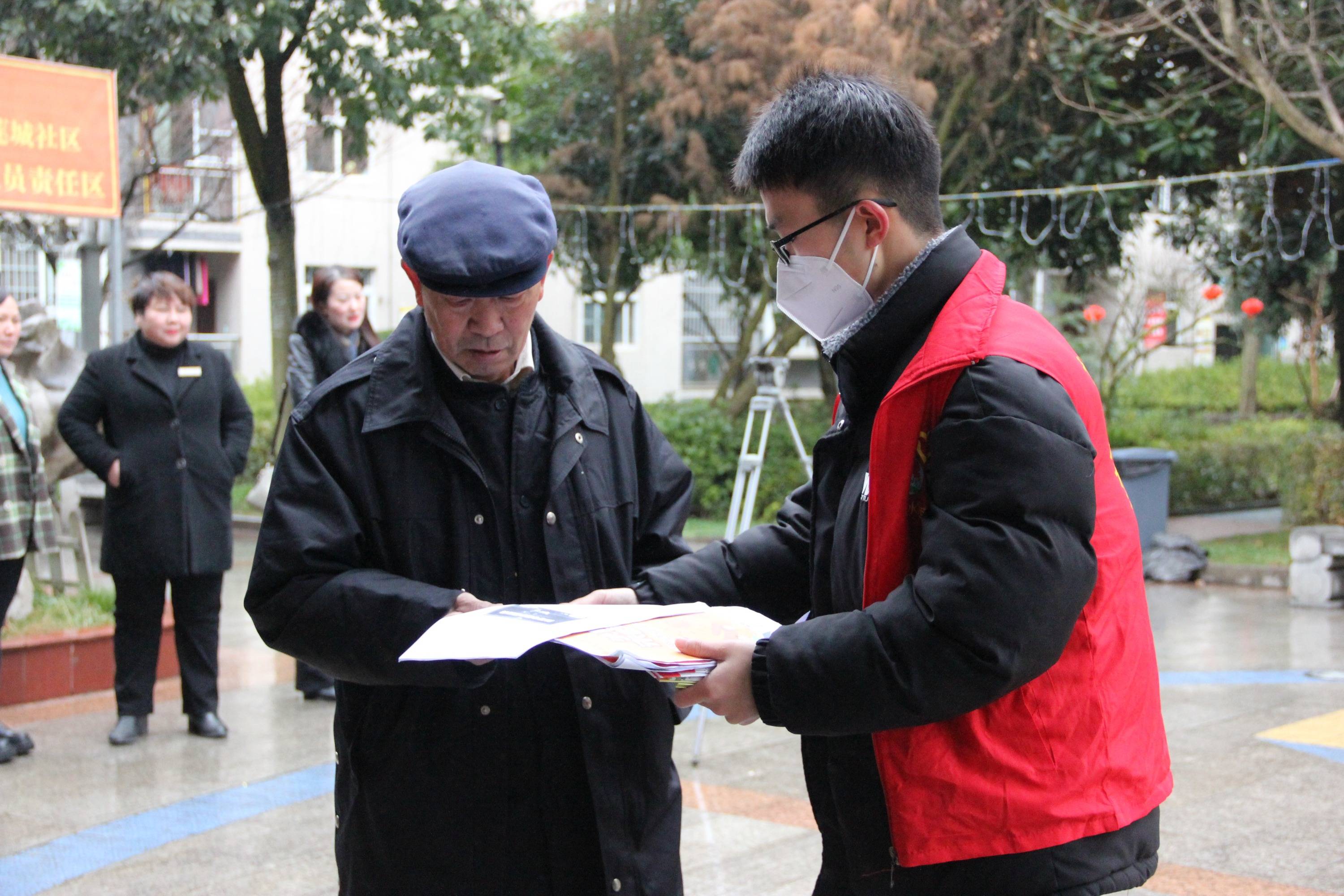 黔西市莲城街道:大学生志愿者走进社区开展志愿服务活动