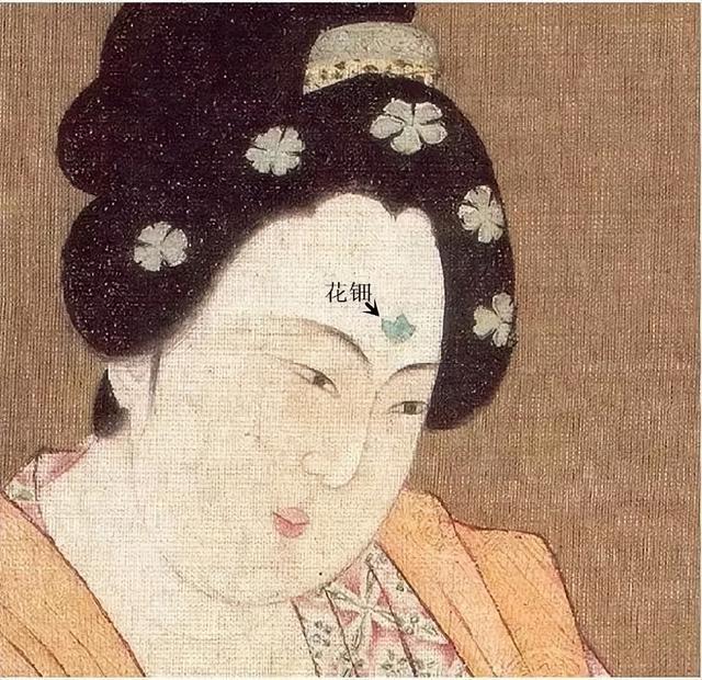 唐朝女性妆容中的花钿,小小一个却饱含深意,真不是根据心情化的