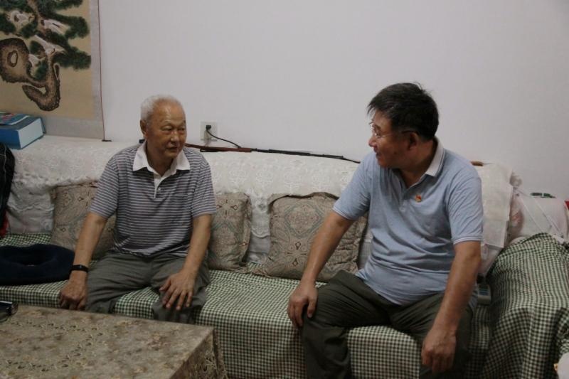 徐少宁到翡翠社区开展"双报到"活动