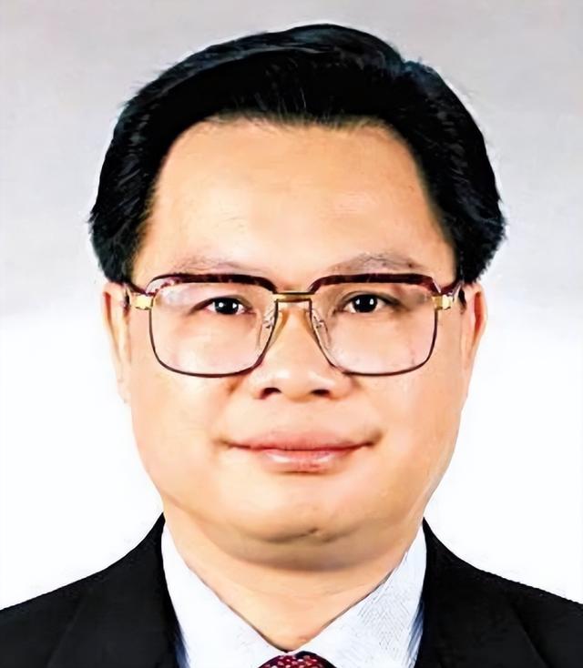 广东"巨虎"周镇宏:疯狂敛财1.35亿无人发现,被下属牵连落马