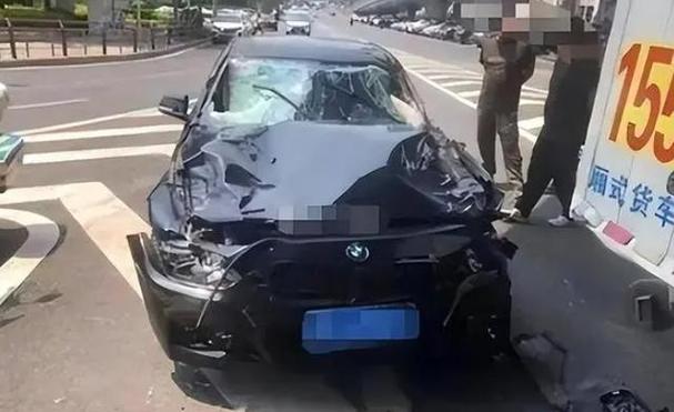 5月22日大连宝马车撞人事件中