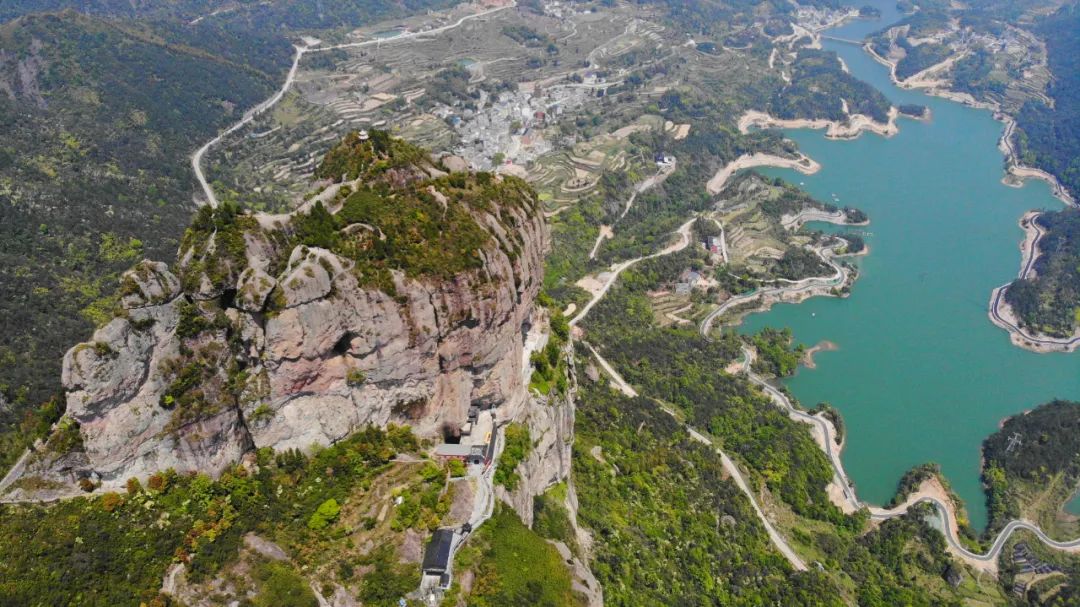 乐清向西,有着十里湖山的中雁荡山景区,国学大师南怀瑾的故居,国保